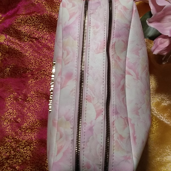 NWT Betsey Johnson Cosmetic Bag Very Roomy - Picture 2 of 12